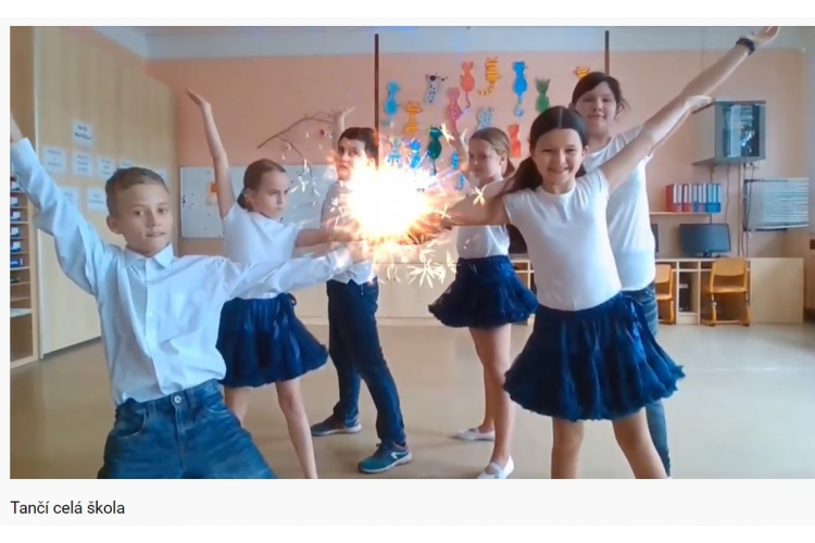 Tančí celá škola - video